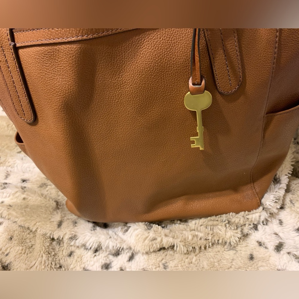 Leather Fossil purse has the key unique design - Picture 9 of 16